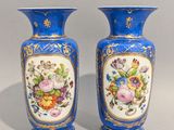 paire de vases bleus et or à motifs floraux