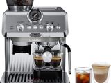 une machine à café DeLonghi avec deux tasses de café à côté