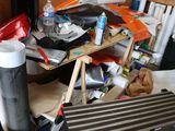 une photo d'une pièce encombrée où se trouvent de nombreux objets