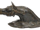 statue en bronze représentant un cheval avec une bride sur la tête