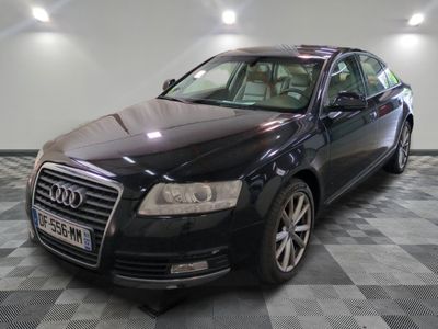 une photo d'une Audi noire garée dans un garage