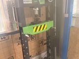 une machine placée au milieu d'une pièce