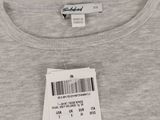 le dos d'un t-shirt gris orné d'un code-barres
