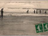 une carte postale représentant un groupe de personnes sur la plage
