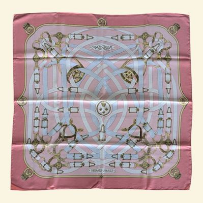 foulard en soie rose orné d'un motif doré et bleu