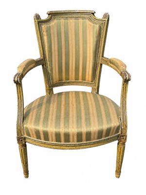 une image représentant une chaise recouverte de tissu à rayures, recouverte de tissu à rayures, recouverte de tissu à rayures