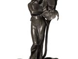 statue représentant un homme tenant une femme dans ses bras sur un bateau