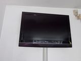 un téléviseur à écran plat fixé au mur d'une pièce