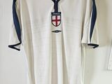 une chemise blanche ornée d’un motif rouge et bleu