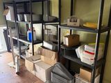 une pièce avec beaucoup de boîtes et de cartons sur les étagères
