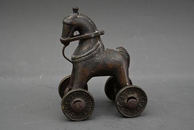 figurine en bronze représentant un cheval tirant une charrette sur laquelle se trouve un homme