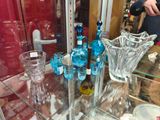 des bouteilles et des verres exposés dans une vitrine de magasin