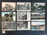 de nombreuses cartes postales anciennes accrochées au mur d'un immeuble