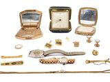 de nombreux types de bijoux exposés sur un fond blanc