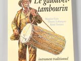 la couverture du livre *Le Galoubett Tambourn*, sur laquelle figure l'image d'un homme tenant