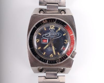une montre en argent avec un cadran noir et des aiguilles rouges