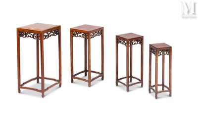 quatre meubles en bois sur fond blanc et un fond blanc
