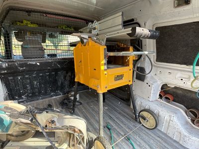 une machine jaune qui se trouve à l'arrière d'un camion