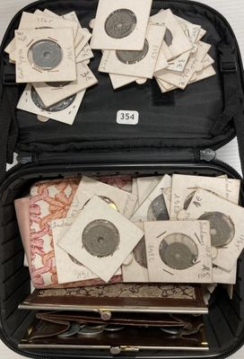 une valise remplie d'argent et de billets posée sur une table
