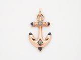 un pendentif en forme d'ancre en or, serti de saphirs bleus et de diamants