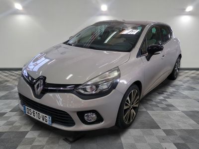 La voiture blanche est garée sur le sol à damier du garage.