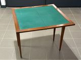 une image représentant une table recouverte d'une nappe verte