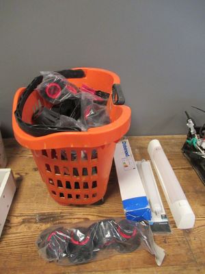 un panier rempli d'objets divers posé sur une table