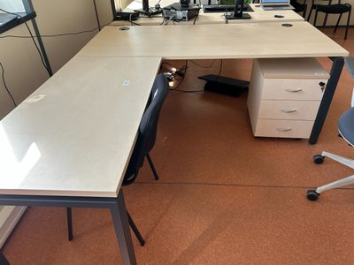 un bureau bois avec retour et un meuble à tiroirs , un faute…