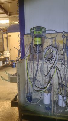 une photo d'une pièce avec tout un tas d'outils accrochés au mur