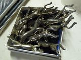 un récipient en métal rempli de figurines en argent, posé sur un comptoir