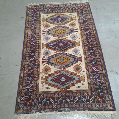 un tapis posé par terre, avec un chat allongé dessus