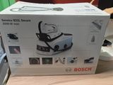 un carton contenant un aspirateur posé sur une table en bois