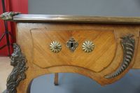 Bureau plat en placage d'acajou ouvrant par trois tiroirs en… (photo 3)