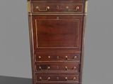 une commode ancienne avec des ferrures en laiton et un plateau en marbre