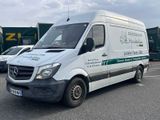une camionnette blanche garée dans un parking