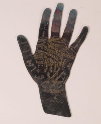une photo d'une main sur laquelle figure un motif
