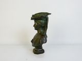 buste en bronze représentant une femme coiffée d'un chapeau