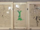trois dessins encadrés représentant une femme en robe verte et un homme en robe verte