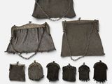 un lot de cinq pochettes en maille argentée, avec chaînes et fermoirs