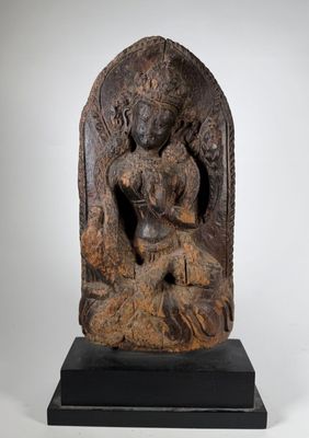 l'image d'une statue représentant une femme tenant un enfant dans ses bras