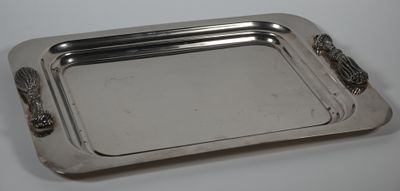 PLATEAU de service en métal argenté à décor en prises de pas…