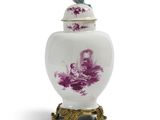 vase violet et blanc surmonté d'un oiseau