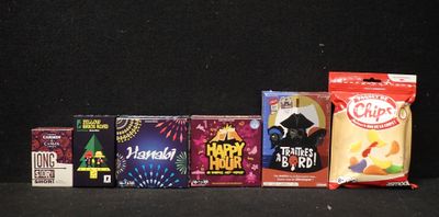 Plusieurs boîtes de pétards sont alignées sur un fond noir.