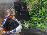 un tas de plantes vertes et une paire de chaussures par terre