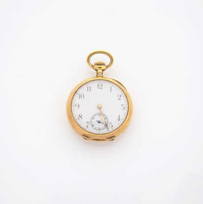 montre de poche posée sur une surface blanche, sur fond blanc