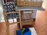 une petite table sur laquelle se trouve un panier, avec une chaise à côté