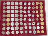 une boîte rouge contenant beaucoup de pièces de monnaie