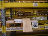 une grande quantité de bois sur les étagères de l'entrepôt