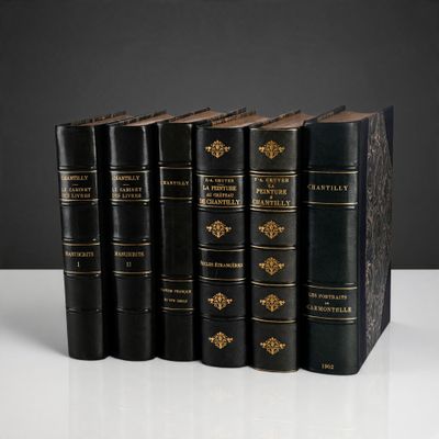 un lot de cinq livres noirs posés sur une table blanche