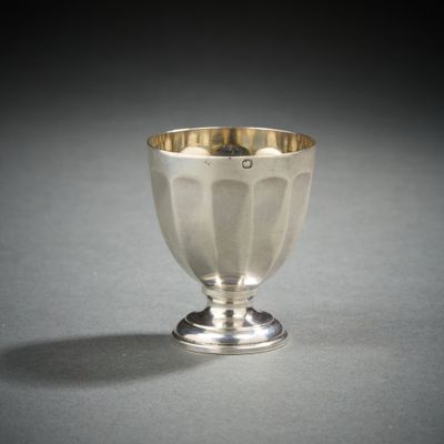 une coupe en argent posée sur une table